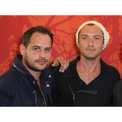 Jude Law & Co-Stars präsentieren 