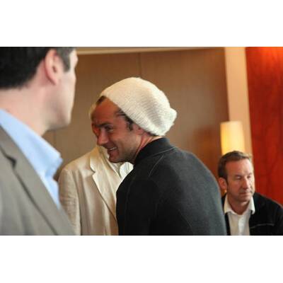 Jude Law & Co-Stars präsentieren 