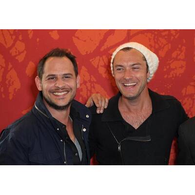 Jude Law & Co-Stars präsentieren 