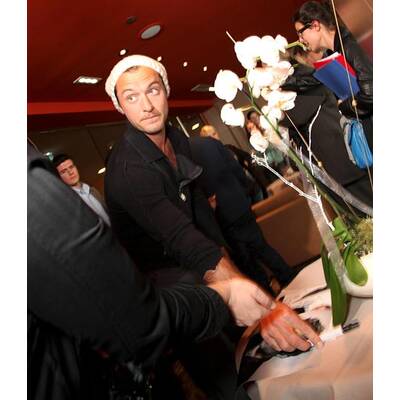 Jude Law & Co-Stars präsentieren 