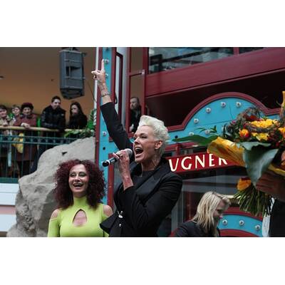 Brigitte Nielsen in der Lugner City