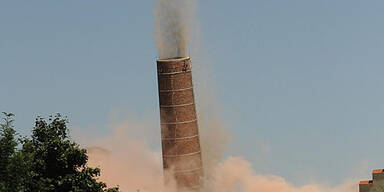 48m Schornstein wird in Schwechat gesprengt