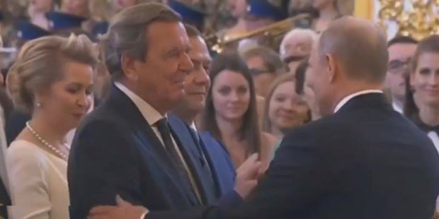 Überraschung: Schröder bei Putin-Show