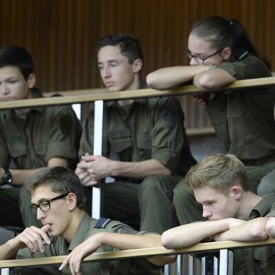 Schüler eines Militärgymnasiums verfolgen die Debatte