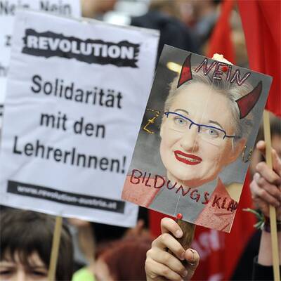 Schmied und Lehrer verhandeln