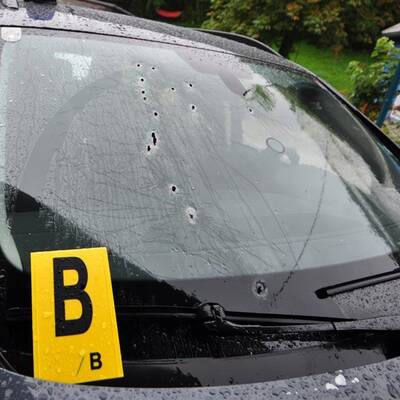 Das Polizei-Auto ist regelrecht durchsiebt