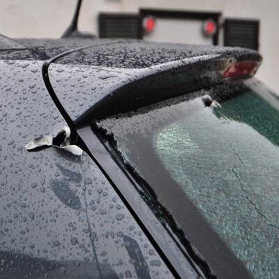 Das Polizei-Auto ist regelrecht durchsiebt