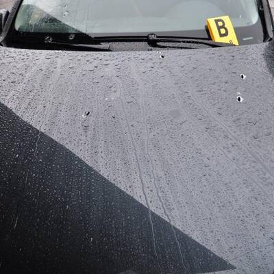 Das Polizei-Auto ist regelrecht durchsiebt