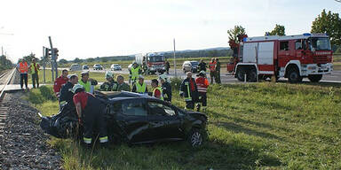 Zug schleift Auto mit - ein Schwerverletzter 
