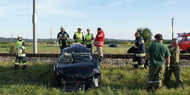 Zug schleift Auto mit - ein Schwerverletzter 