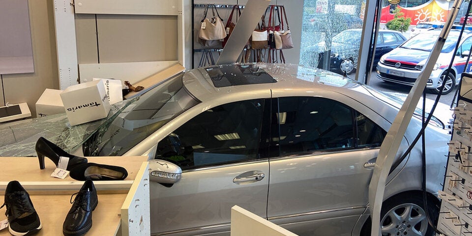 Auto-Lenkerin crasht in Schuh-Geschäft