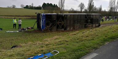 27 Verletzte bei Schulbus-Unfall