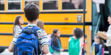 Bub (6) wird im Schulbus vergessen und erstickt