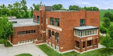 Schule steht zum Verkauf