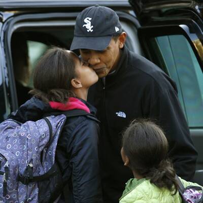 First Daddy: Obama bringt Töchter zur Schule