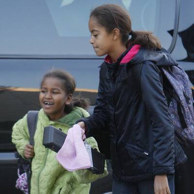 First Daddy: Obama bringt Töchter zur Schule