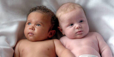 Zwillinge in schwarz-weiß