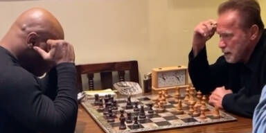 Arnold Schwarzenegger und Mike Tyson beim Schach