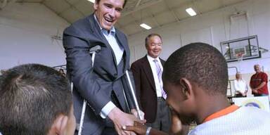 schwarzenegger_kruecken