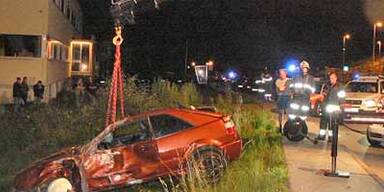 Auto raste in Gruppe und tötete 2 Jugendliche