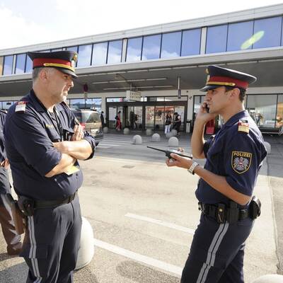 Wildwest-Szenen beim Flughafen