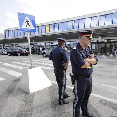 Wildwest-Szenen beim Flughafen