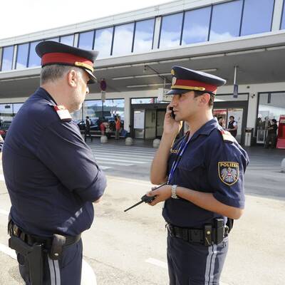 Wildwest-Szenen beim Flughafen