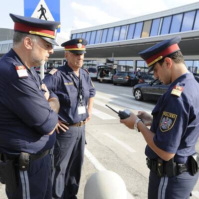 Wildwest-Szenen beim Flughafen