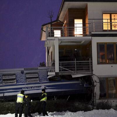 Statt Waggons zu reinigen, setzte sich die Frau ins Führerhaus und rammte ein Haus