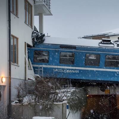 Statt Waggons zu reinigen, setzte sich die Frau ins Führerhaus und rammte ein Haus