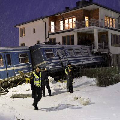 Statt Waggons zu reinigen, setzte sich die Frau ins Führerhaus und rammte ein Haus