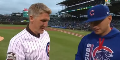 Hier versucht sich Schweini als Baseballer