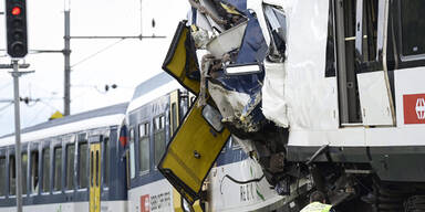 Zugkollision: Lokf&uuml;hrer tot, 26 Verletzte