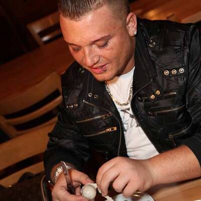 Superstar Menowin im Schweizerhaus