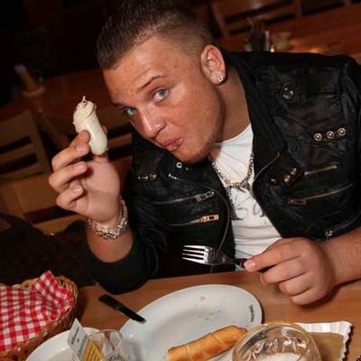 Superstar Menowin im Schweizerhaus