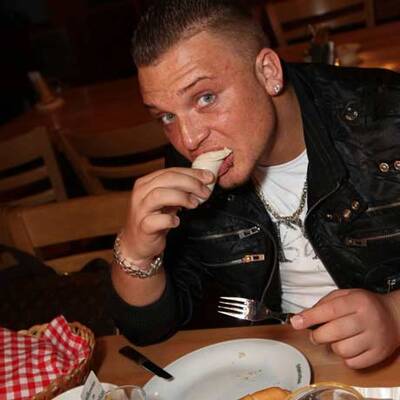 Superstar Menowin im Schweizerhaus