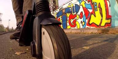 Scooterfahrer von Polizei gestoppt.