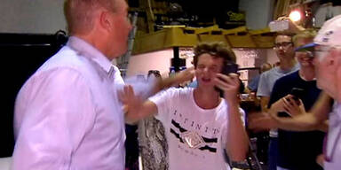 Rechter Politiker schlägt Teenie nach Ei-Attacke