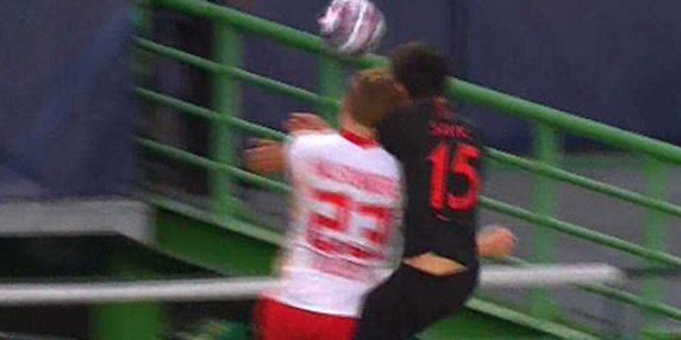 Blutiger Kopfstoß: Leipzig-Star wird am Spielfeld genäht