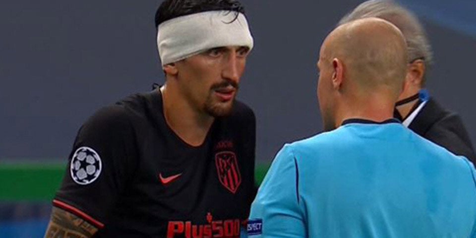 Blutiger Kopfstoß: Leipzig-Star wird am Spielfeld genäht