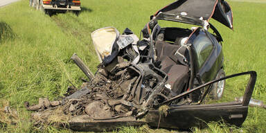 Pkw-Lenker stirbt nach Crash mit Lkw