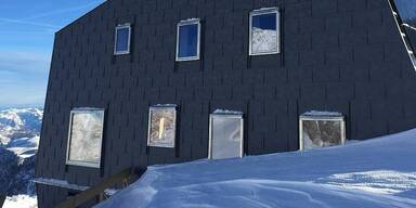 Die Hütte liegt im hochalpinen Gelände.