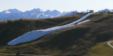 Verr&uuml;ckt: Hier startet die Skisaison mitten in gr&uuml;ner Wiese