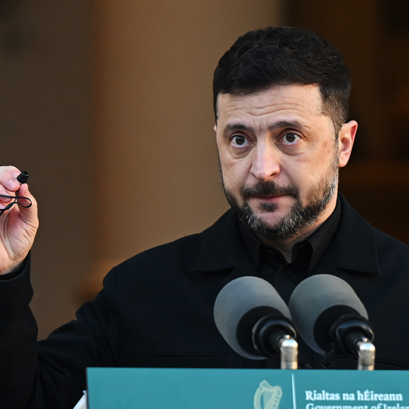 Selenskyj stellt sich einer Wahl & legt Friedensplan vor