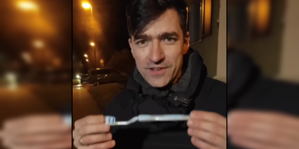 Sellner mit Zahnbürste