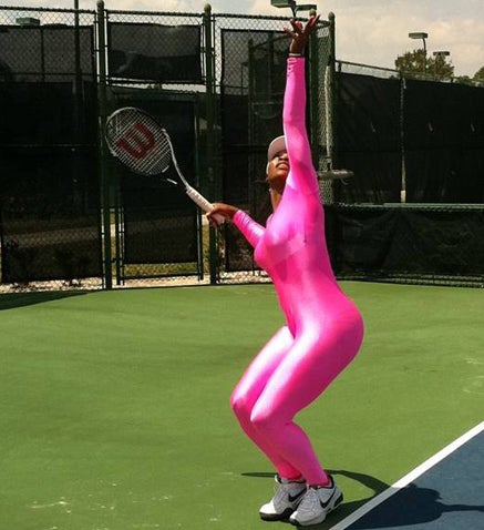 Serena trainiert ganz in Rosa