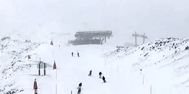 Schnee-Crash: Bus stürzt ab