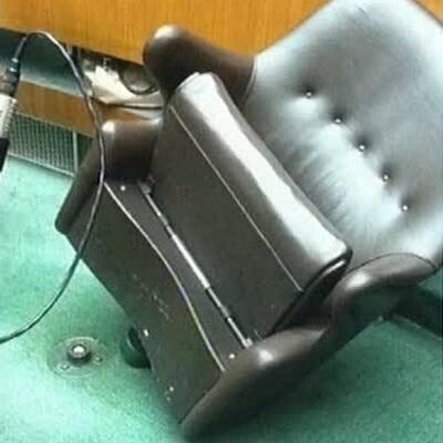 Parlament: Sessel bricht zusammen