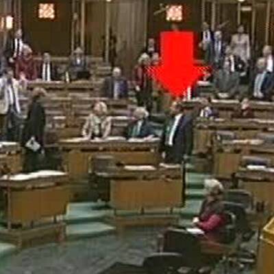 Parlament: Sessel bricht zusammen