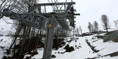 Skifahrer prallt gegen Lift-Säule - tot